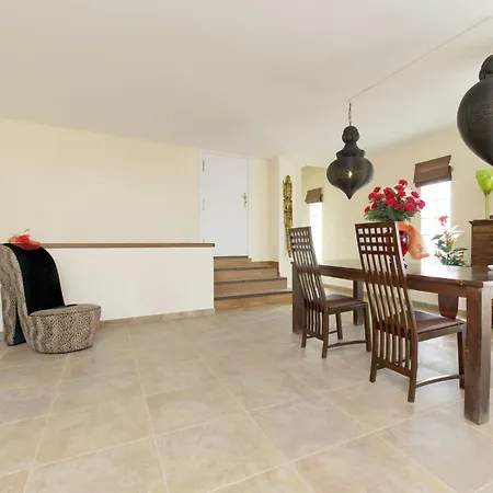 Escape With Pool & Views Vila